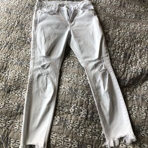 Hidden white jean capris, size 29